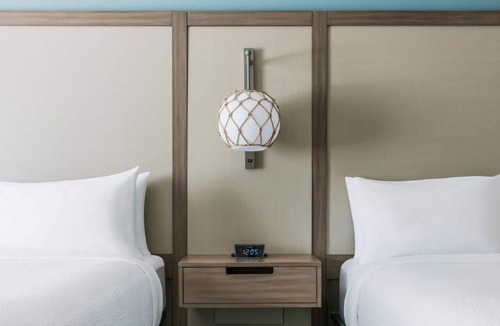 Marathon Hotel | Relax from Your Room w/Pool View! Outdoor Pool, Free Breakfast, Pet-Friendly!