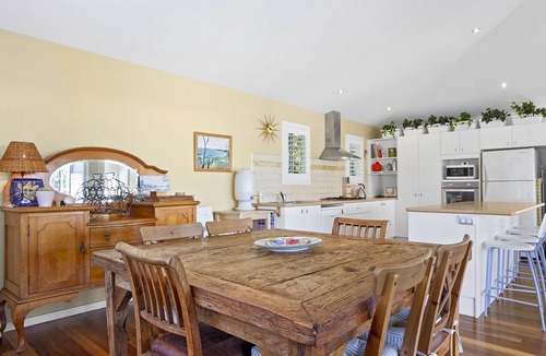 South Durras House | Relax in comfort and walk to Cookies Beach!