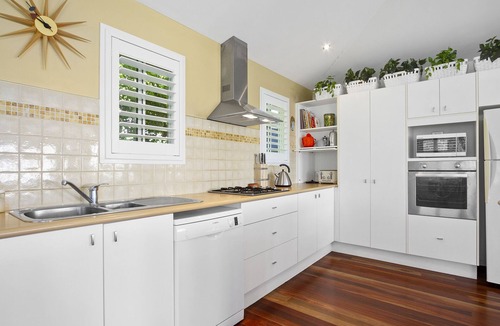 South Durras House | Relax in comfort and walk to Cookies Beach!