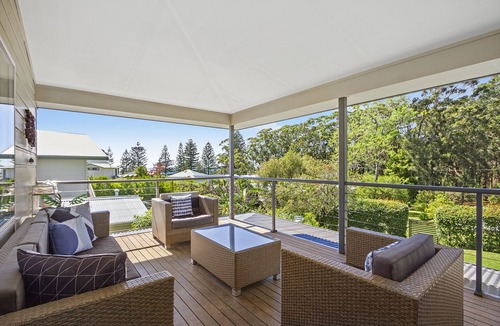 South Durras House | Relax in comfort and walk to Cookies Beach!