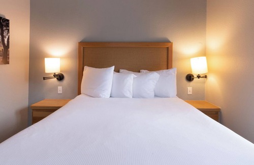 Napa Hotel | Relaxation in Napa Valley! 2 Spacious Units, Swimming Pool, Free Parking!