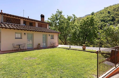 Villore Apartment | Relaxing Double Room Surrounded by Nature