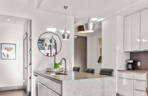 Second Ward Condo | Reluxme | City Center High-Rise King 2BR + Skyline