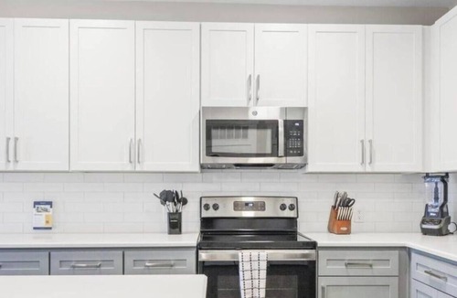 Paw Creek Apartment | Reluxme | Elegant 1BR Near Airport & Dining