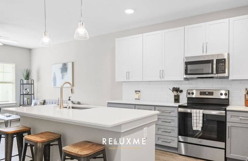 Paw Creek Apartment | Reluxme | Elegant 1BR Near Airport & Dining