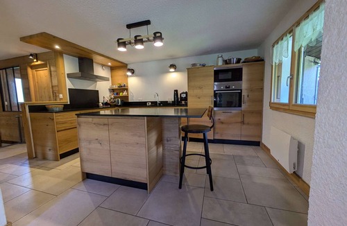 Beaufort Ski Chalet | Renovated chalet 12 pers, 5 br, parking, stove, southwest
