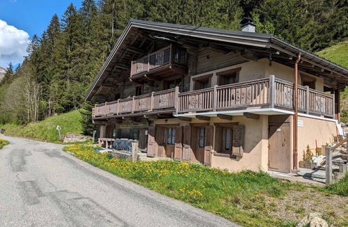 Hauteluce Ski Chalet | Renovated Chalet near Hauteluce - 7 ppl, 3 BR, Parking, Fireplace, Modern Amenities