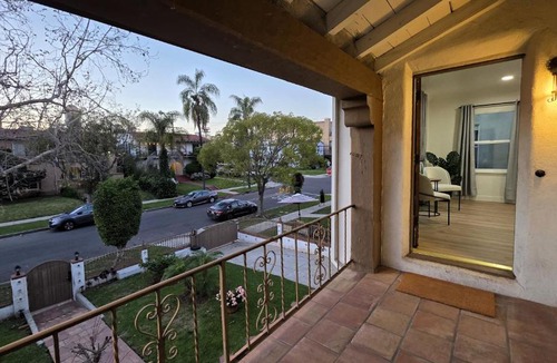 Pico - Robertson Apartment | Renovated Three Bedroom Near Cedars Sinai and Beverly Hills With Parking
