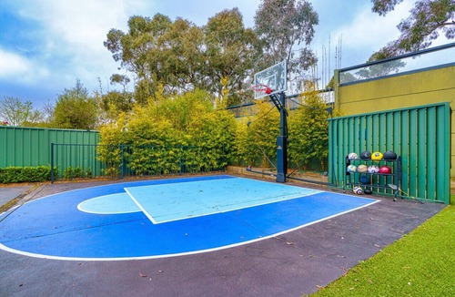 Crestwood Apartment | Renovated Townhouse Close to the CBD and Schools