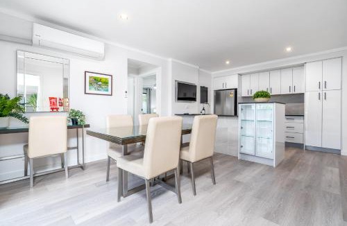 Crestwood House | Renovated Townhouse Close to the CBD and Schools - Hosted by Canstay