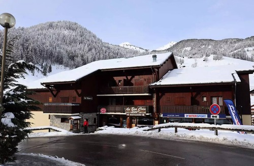 Areches Apartment | Residence Val Blanc 1 - Apartment 4 to 6 people in the heart of village, prox. lifts