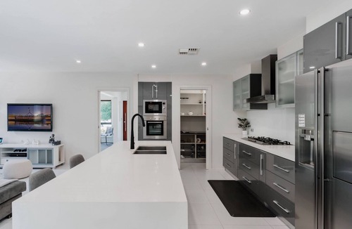 Forde House | Restful Family Retreat with Theatre and Parking