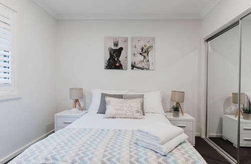 Forde House | Restful Family Retreat with Theatre and Parking