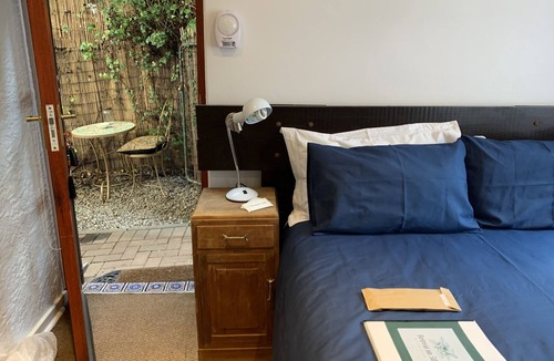 Greater Johannesburg Metropolitan Area Cottage | Retreat on 5th - the quiet side of Melville