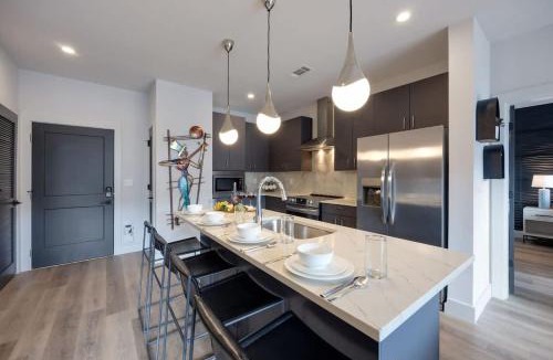 Midtown House | Reverb - Odyssey - Pool & Gym - Heart of Midtown