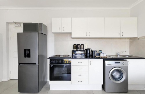 Rondebosch Apartment | Rivers Edge Apartment in Rondebosch with Balcony
