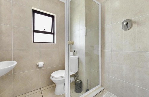 Rondebosch Apartment | Rivers Edge Apartment in Rondebosch with Balcony
