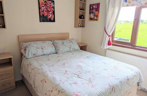 Tiddington Cabin | Riverside Wooden Lodge with amazing views of the River Avon, Stratford-upon-Avon