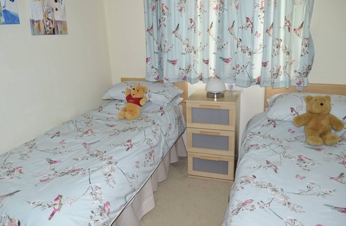 Tiddington Cabin | Riverside Wooden Lodge with amazing views of the River Avon, Stratford-upon-Avon