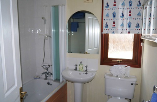 Tiddington Cabin | Riverside Wooden Lodge with amazing views of the River Avon, Stratford-upon-Avon