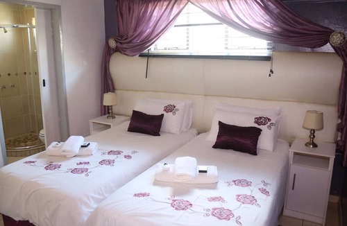 Mmabatho House | Roba Monakedi Guest Lodge