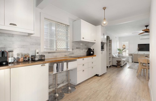 Rockingham House | Rockingham Beach Breeze: 2BR Retreat