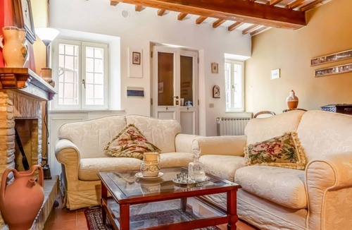 Urbino Apartment | Romantic 95 sqm flat on two floors (NO lift), with two bedrooms which can accommodate up to 4 people.The apartment is located in the centre (Restricted Traffic Area) in the heart of the historic centre of Urbino. The accommodation enjoys an enviable loca