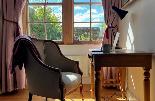 Roslin Cottage | Romantic cottage with stunning Views
