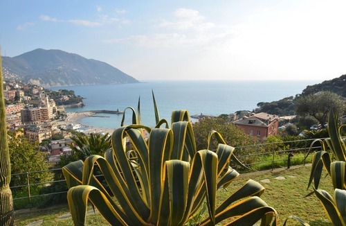 Recco House | Romantic domicile with a large garden and a fantastic sea view