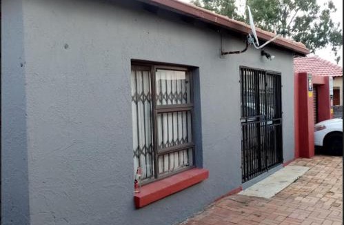 Greater Johannesburg Metropolitan Area House | Rona Thina House