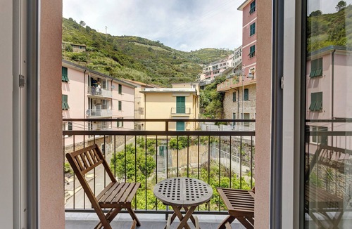 Manarola Apartment | Room 'Camera Gialla' with Balcony, Wi-Fi and Air Conditioning