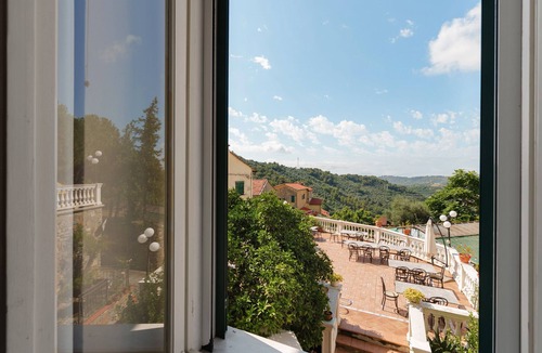 Imperia Apartment | Room 'Fiordaliso' with Mountain View, Shared Terrace and Wi-Fi