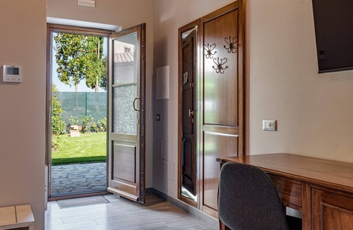 Borgo San Lorenzo Apartment | Room 'Il Borghetto Tulipano' with Shared Garden, Wi-Fi and Air Conditioning