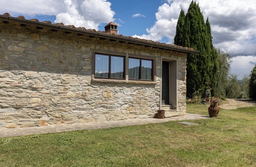 Montebonello Apartment | Room 'Rosa I Cipressi' with Shared Garden, Wi-Fi and Air Conditioning