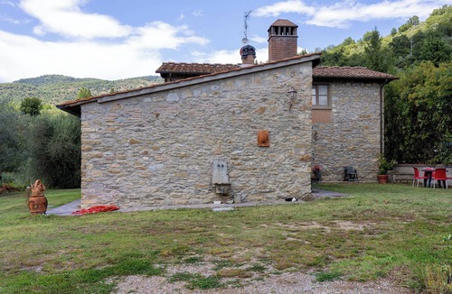 Montebonello Apartment | Room 'Verde I Cipressi' with Shared Garden, Wi-Fi and Air Conditioning