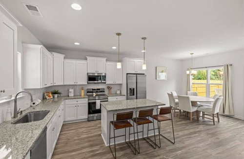 Paw Creek House | Roomy 3BR Sleeps 10+ <15m anywhere Free Parking