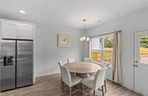 Paw Creek House | Roomy 3BR Sleeps 10+ <15m anywhere Free Parking