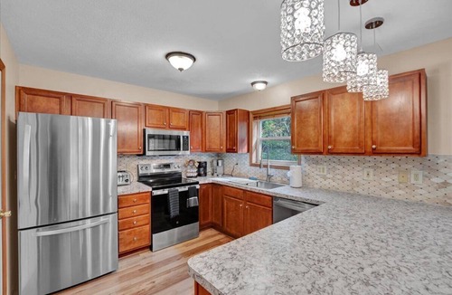 Lake Harmony Estates Ski Chalet | roomy CHALET-3 mts WALK2LAKE w/LINENS/FIREPIT/HOTTUB/GAMES/BB&JACK FROST Ski mts