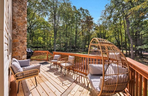 Lake Harmony Estates Ski Chalet | roomy CHALET-3 mts WALK2LAKE w/LINENS/FIREPIT/HOTTUB/GAMES/BB&JACK FROST Ski mts