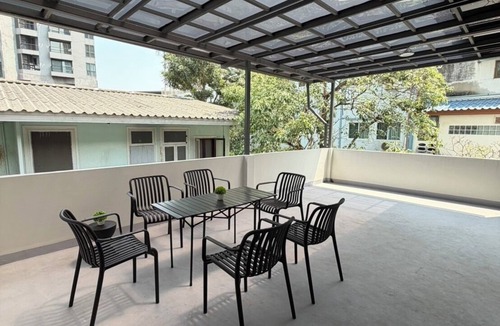Sukhumvit House | Roomy Entire 5-bedroom Home Sleeps 10 Pool 2 min BTS Rooftop Free Pickup Garden