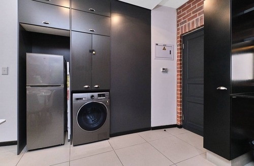 Greater Johannesburg Metropolitan Area Apartment | Rosebank Oasis - a 5-minute walk to Mall & Gautrain - Modern & Secure.