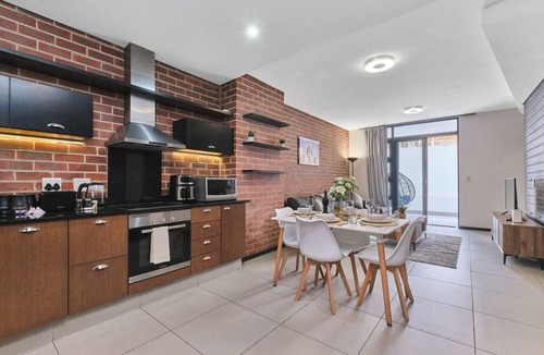 Greater Johannesburg Metropolitan Area Apartment | Rosebank Oasis - a 5-minute walk to Mall & Gautrain - Modern & Secure.
