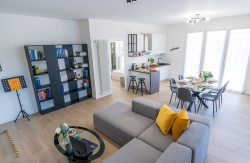 Pesaro Apartment | Rossini Home Pesaro vicino al Teatro Rossini by Yohome