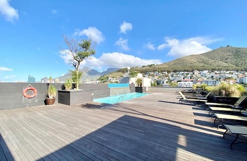 Green Point Apartment | Royale 615 Green Point - Views Location Pool