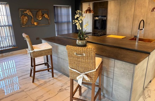 Ardens Grafton Apartment | Rural Lake View Retreat with Indoor Heated Hot Tub - free parking & tennis court