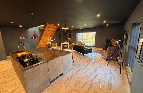 Ardens Grafton Apartment | Rural Lake View Retreat with Indoor Heated Hot Tub - free parking & tennis court