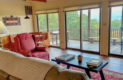 Danbury House | Rustic 2-BR country home w/AC, WiFi, Smart TV & scenic view near Danbury, N.C.