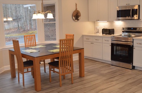 Stokes House | Rustic, wooded getaway nestled in the outskirts of Forsyth County