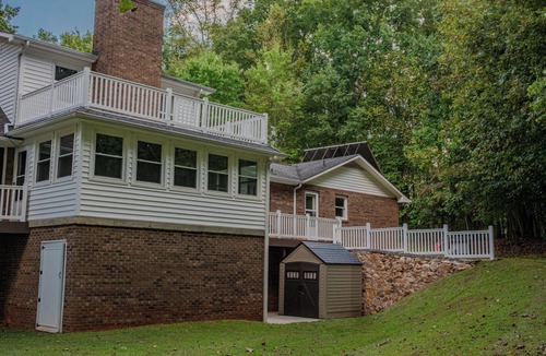 Stokes House | Rustic, wooded getaway nestled in the outskirts of Forsyth County