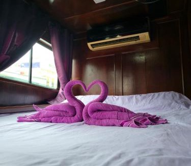 Phra Borom Maha Ratchawang Boat Rental | Sabai Sabai Liveaboard Bangkok